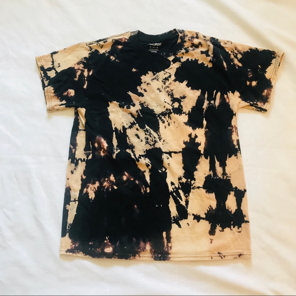 Gildan Black Tee Reverse Tie Dye Size: Medium
